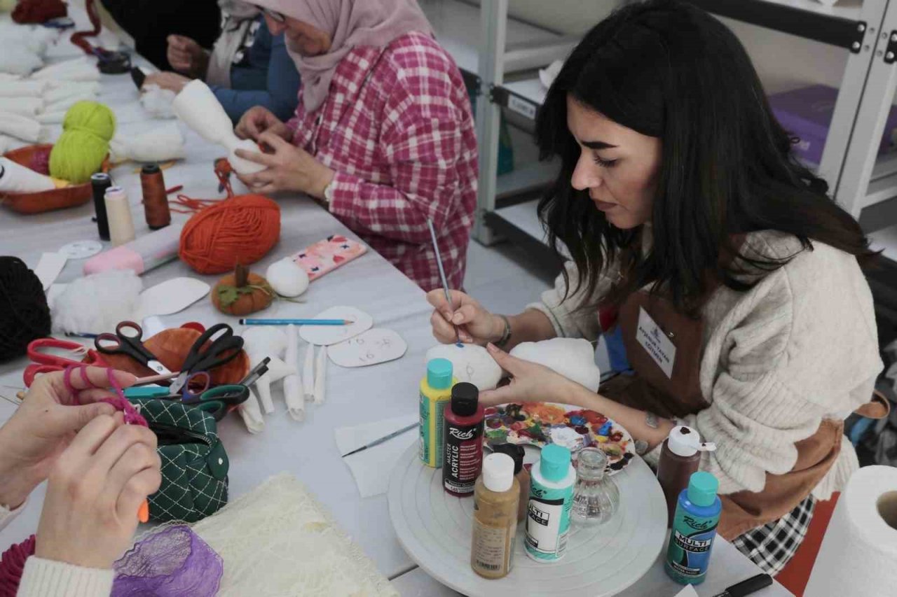 Kursiyerler depremzede çocuklar için bez bebek yapıyor