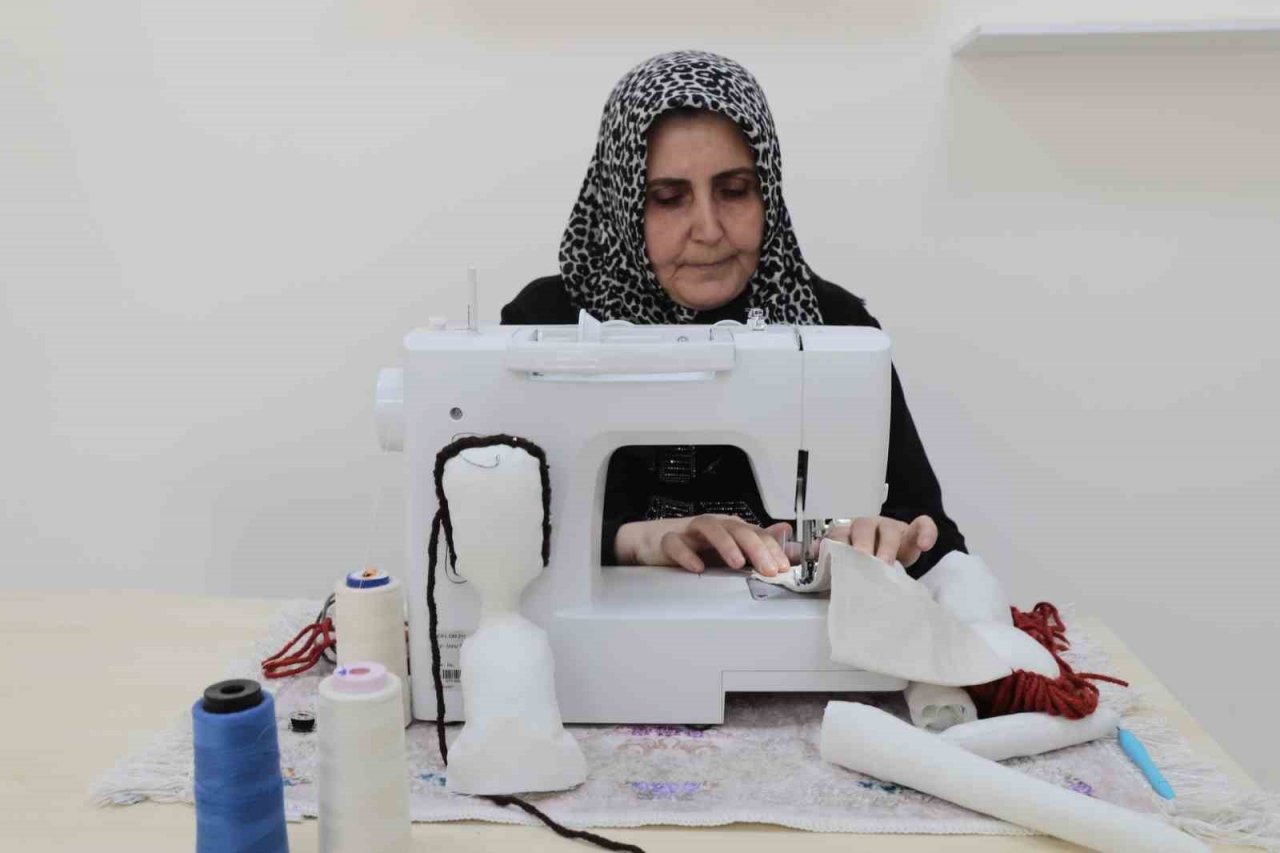 Kursiyerler depremzede çocuklar için bez bebek yapıyor