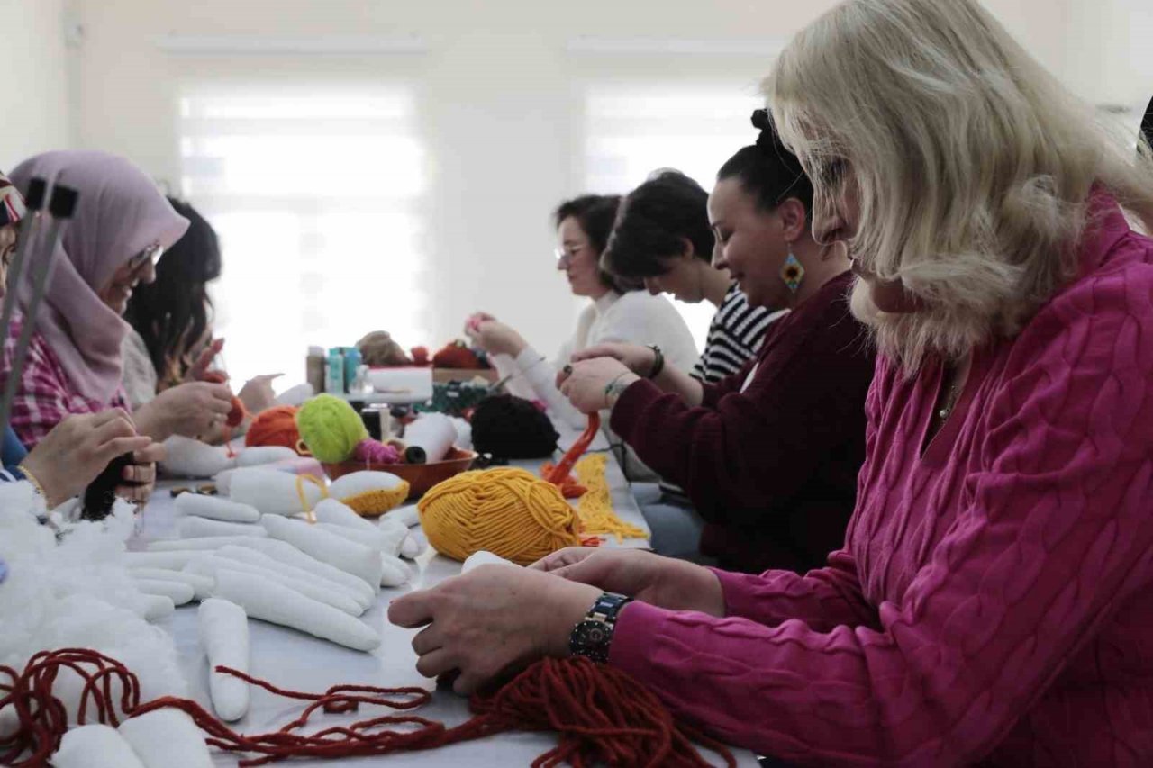 Kursiyerler depremzede çocuklar için bez bebek yapıyor