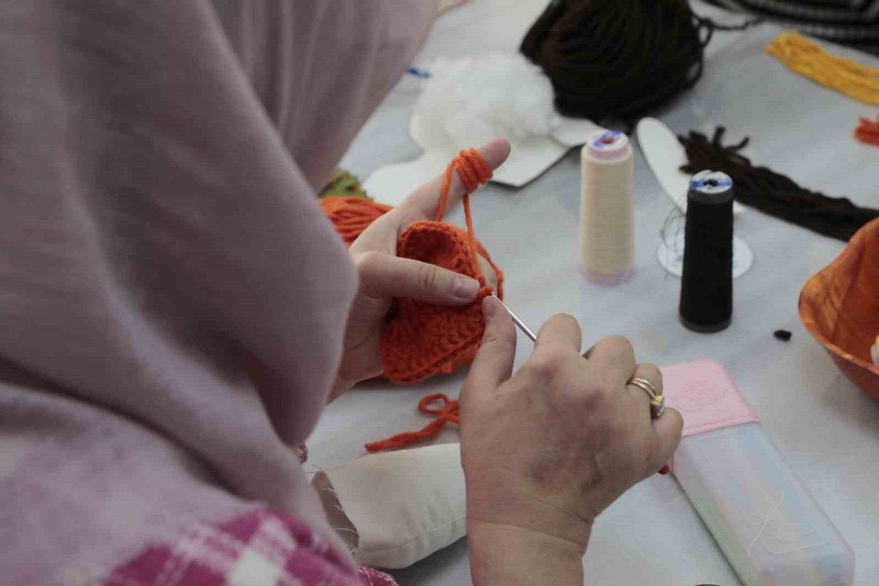 Kursiyerler depremzede çocuklar için bez bebek yapıyor