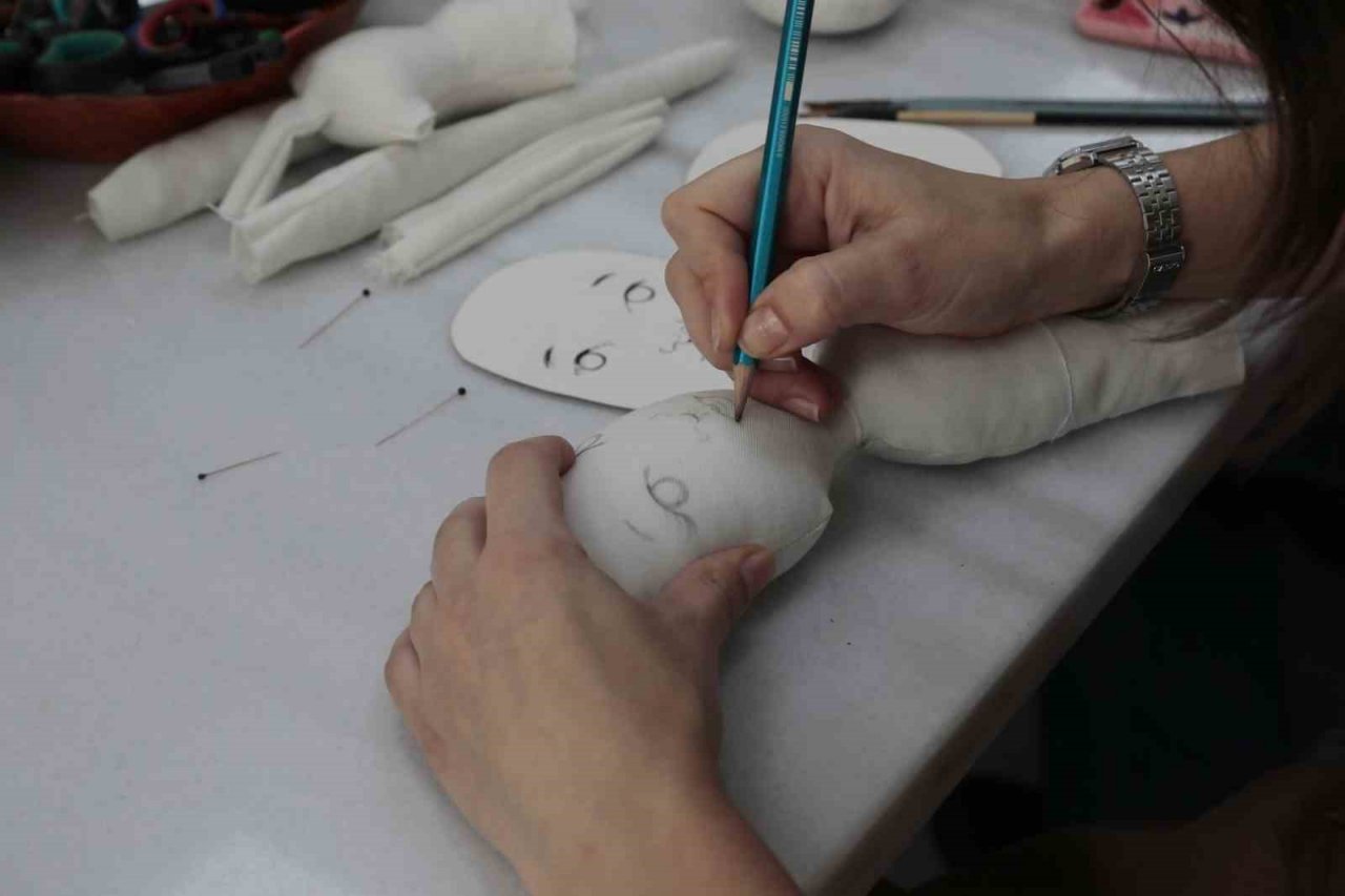 Kursiyerler depremzede çocuklar için bez bebek yapıyor