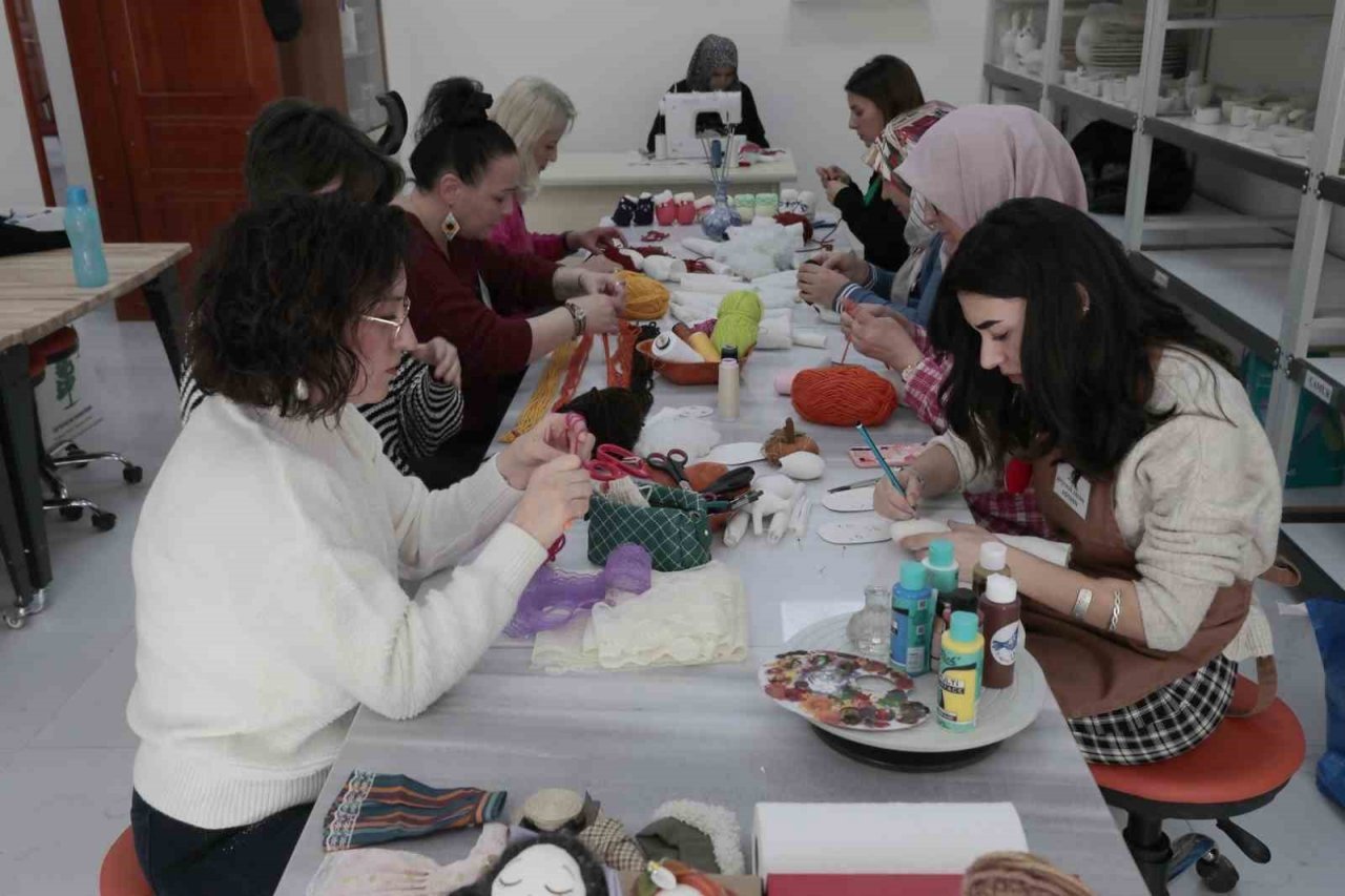 Kursiyerler depremzede çocuklar için bez bebek yapıyor