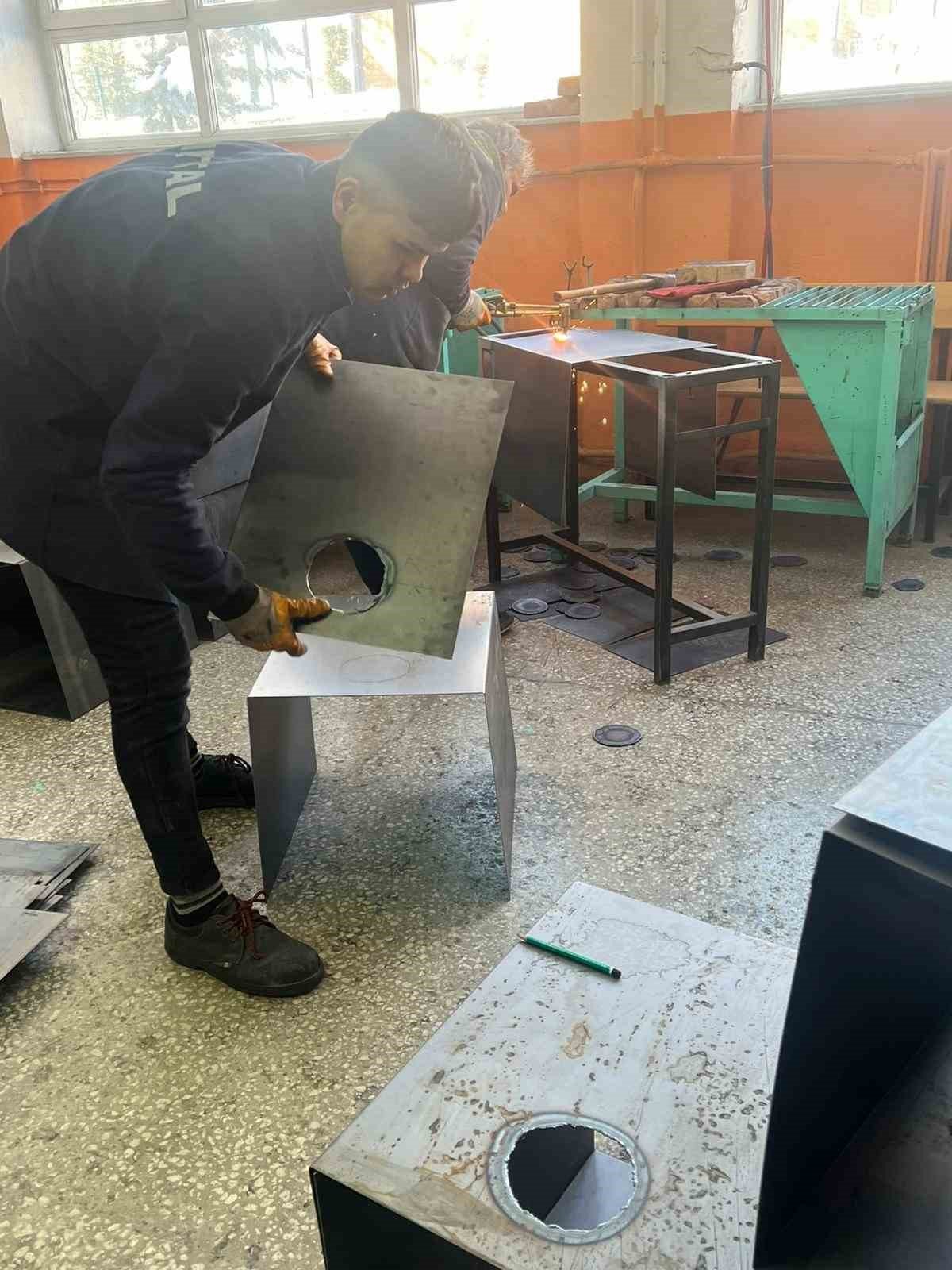 Nevşehir’de öğrenci ve öğretmenler depremzedeler için soba üretiyor