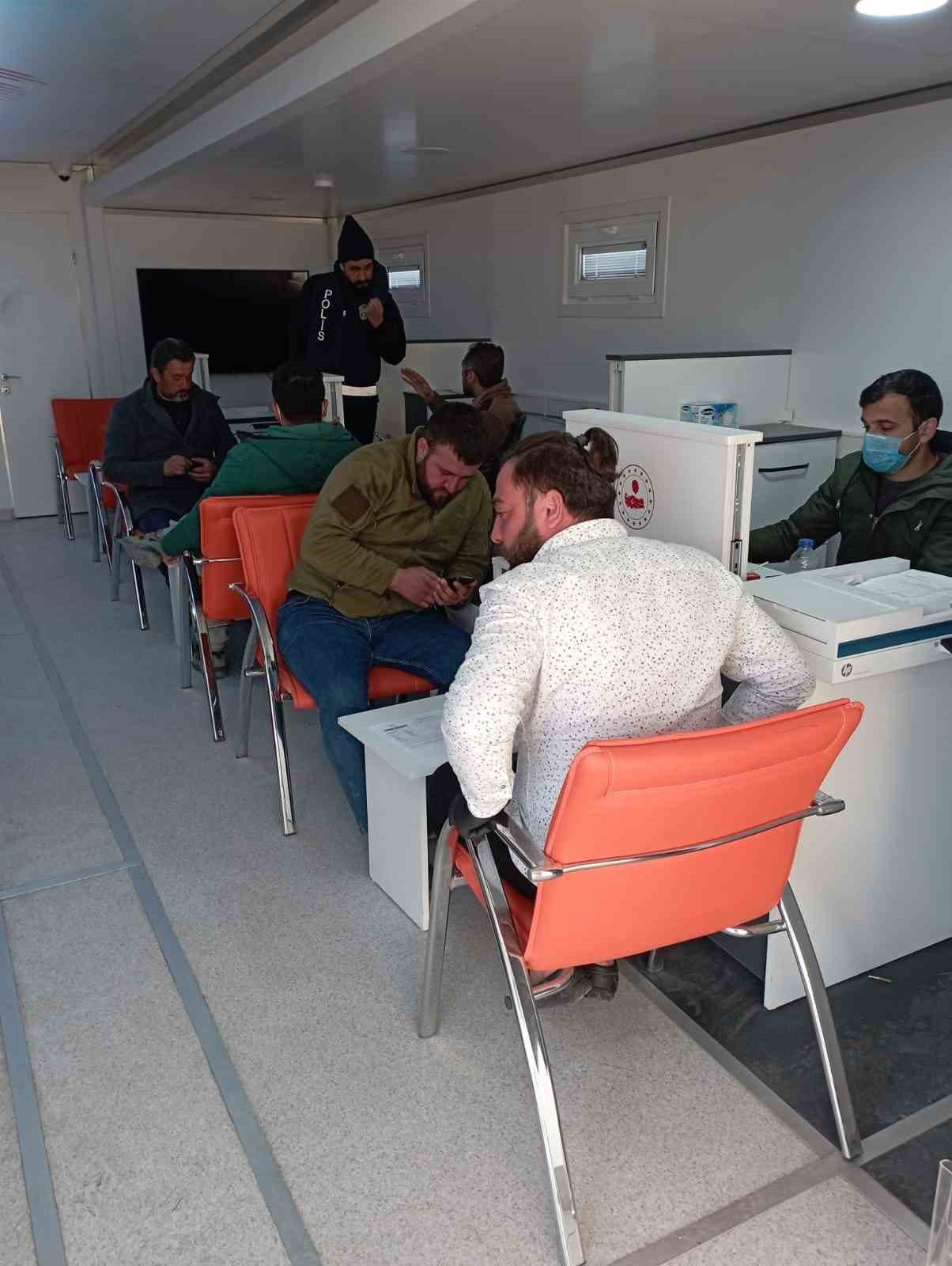 Nüfus Müdürlüğü deprem bölgelerinde kimliğini kaybeden vatandaşlar için hizmet veriyor