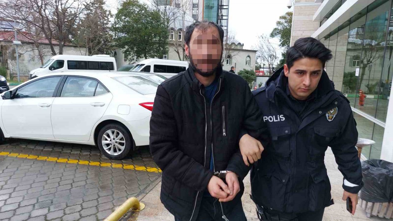 Akrabasını baltayla ağır yaraladı