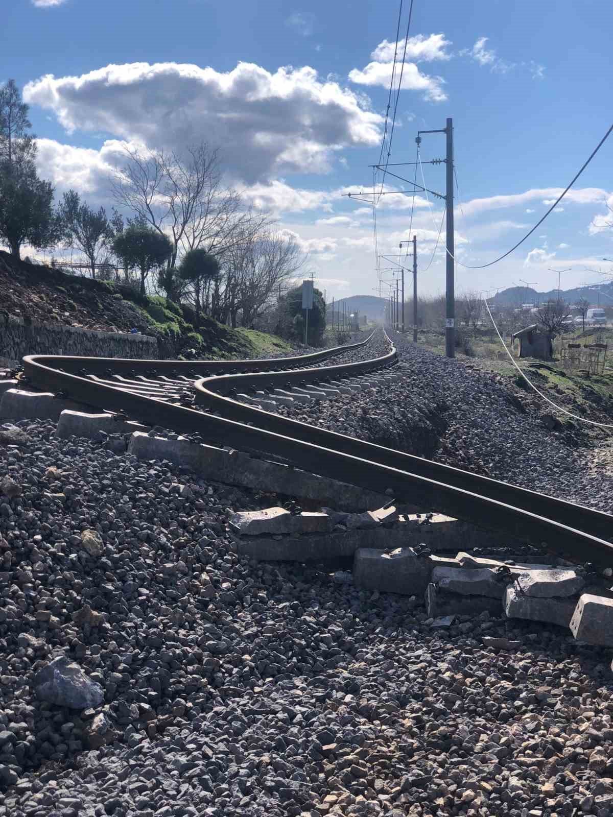 TCDD deprem bölgesinde hasar gören tren raylarını onarım çalışmalarını tamamlıyor