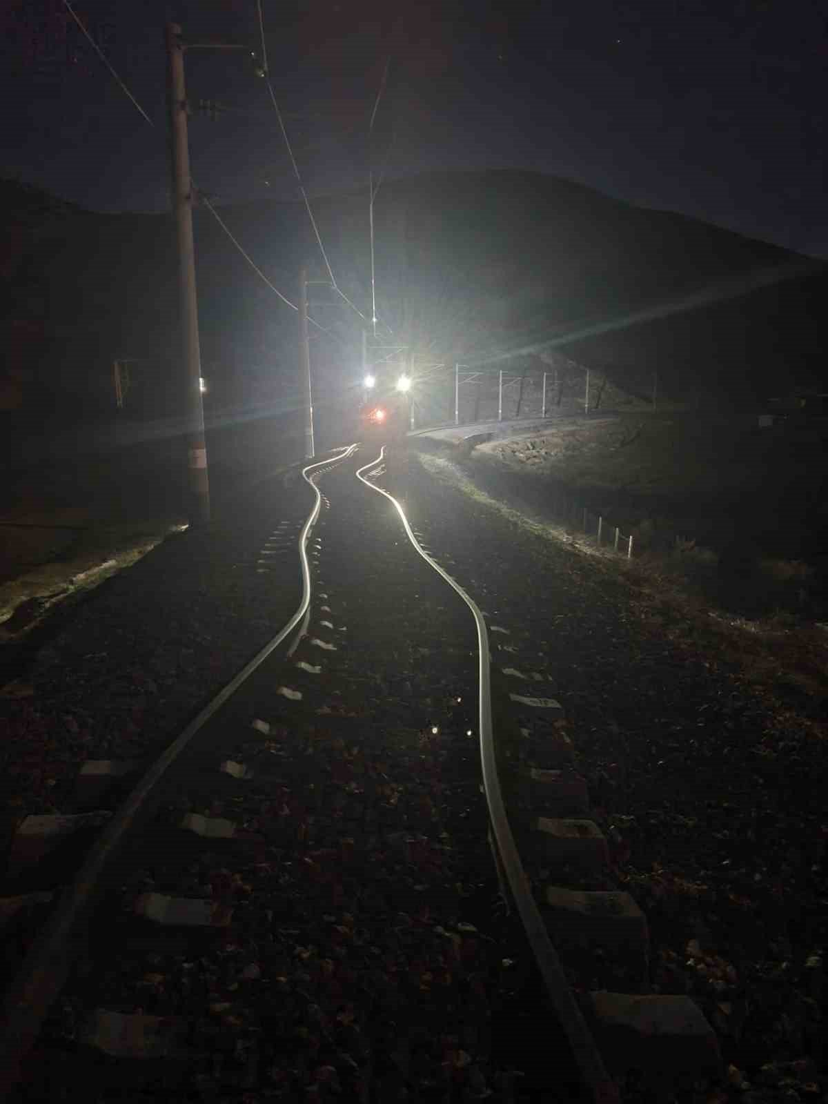 TCDD deprem bölgesinde hasar gören tren raylarını onarım çalışmalarını tamamlıyor