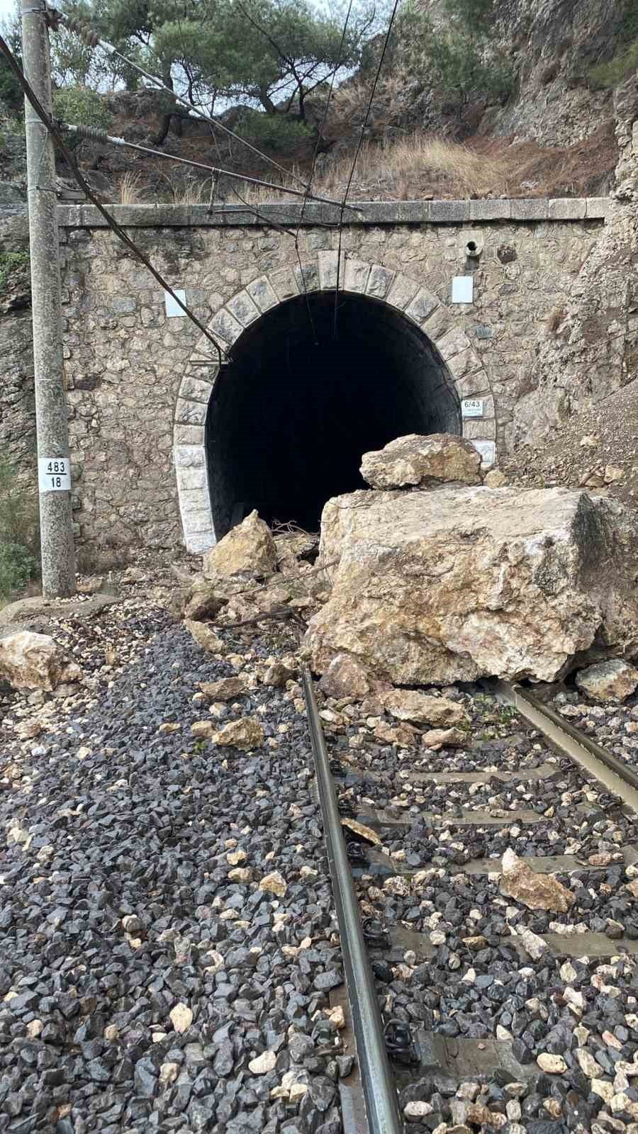 TCDD deprem bölgesinde hasar gören tren raylarını onarım çalışmalarını tamamlıyor