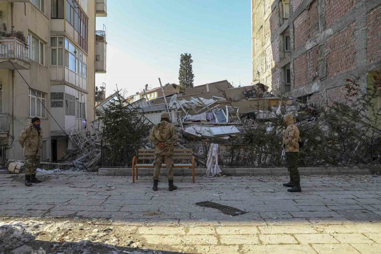 Vanlı güvenlik korucuları deprem bölgesinde nöbette