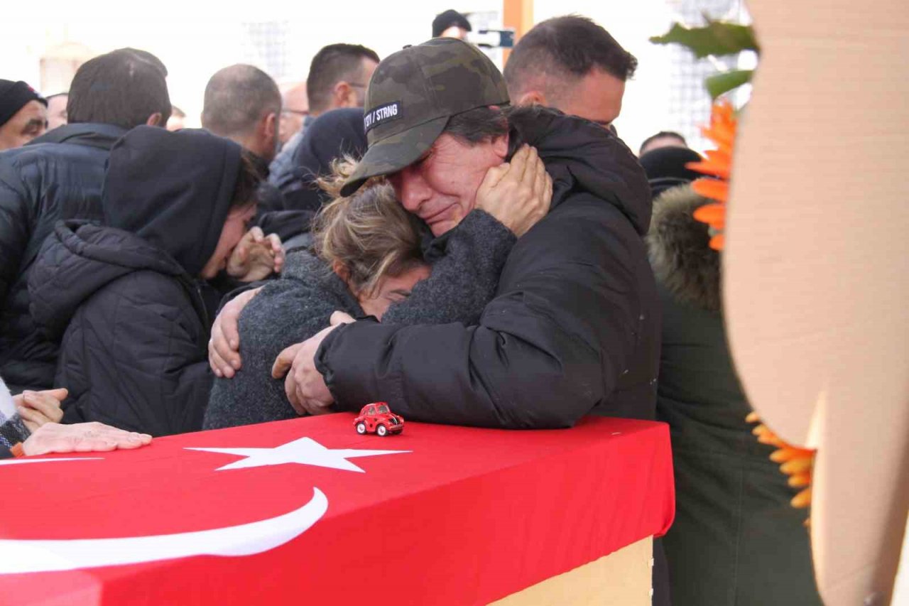 Depremde hayatını kaybeden Cemal Kütahya ve oğlu Çınar’a acı veda