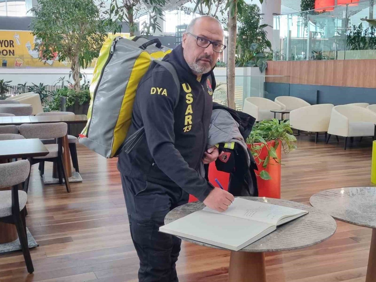 Bosnalı arama kurtarma ekibinin tercümanı açıklama yaparken duygusal anlar yaşadı