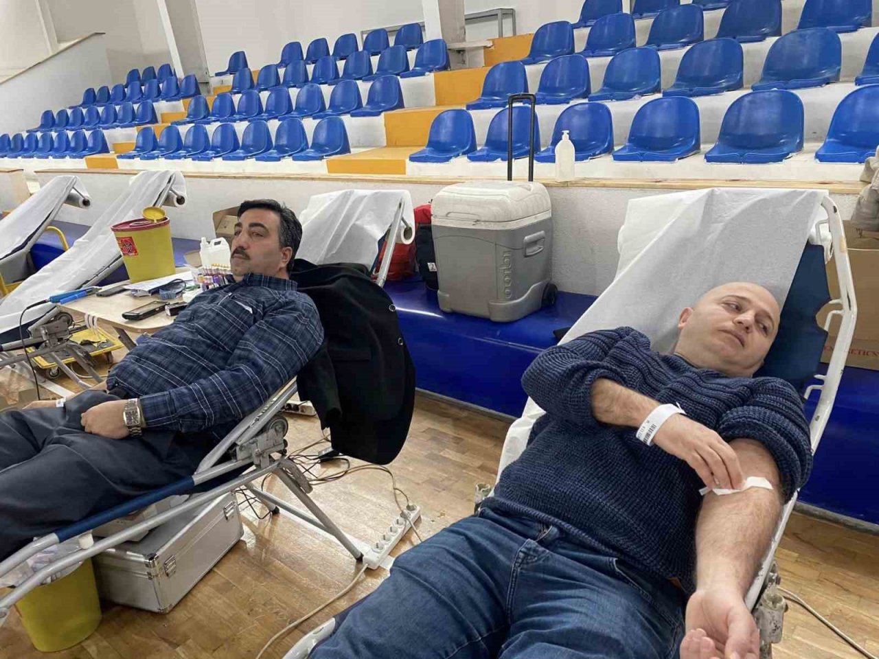 Depremzedelere kan bağışı için birbirleriyle yarıştılar