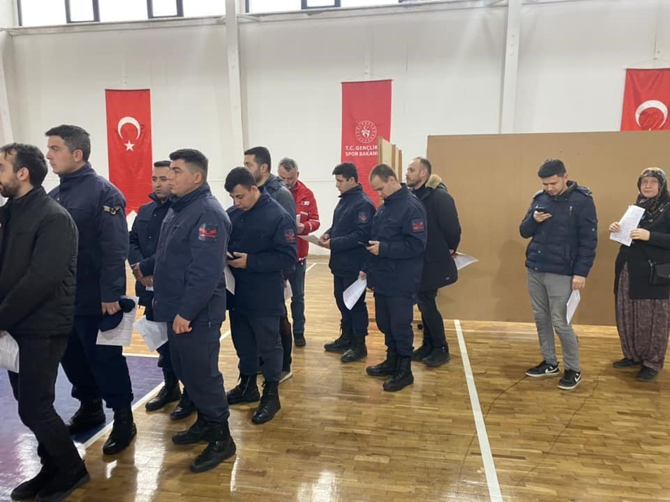 Depremzedelere kan bağışı için birbirleriyle yarıştılar