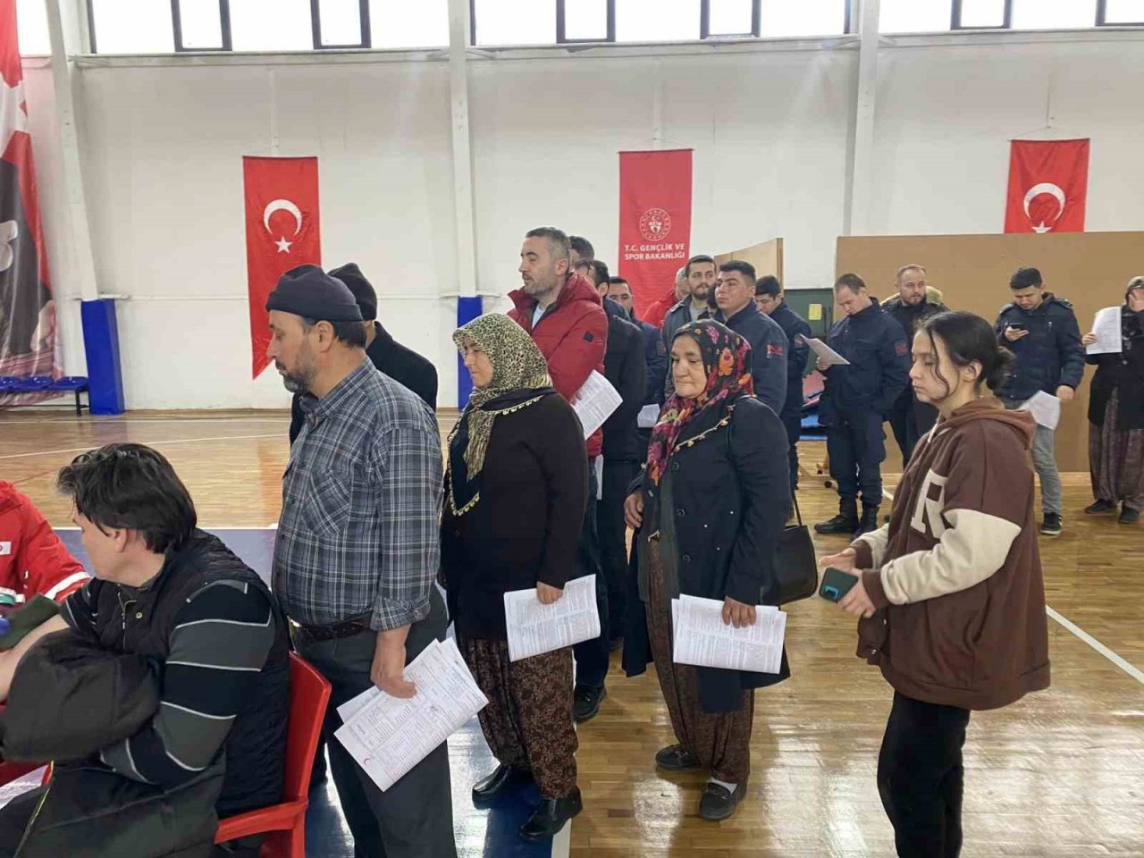 Depremzedelere kan bağışı için birbirleriyle yarıştılar