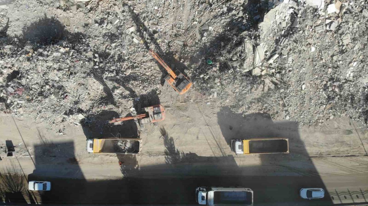 Adıyaman’da enkaz çalışmaları tüm hızıyla sürüyor