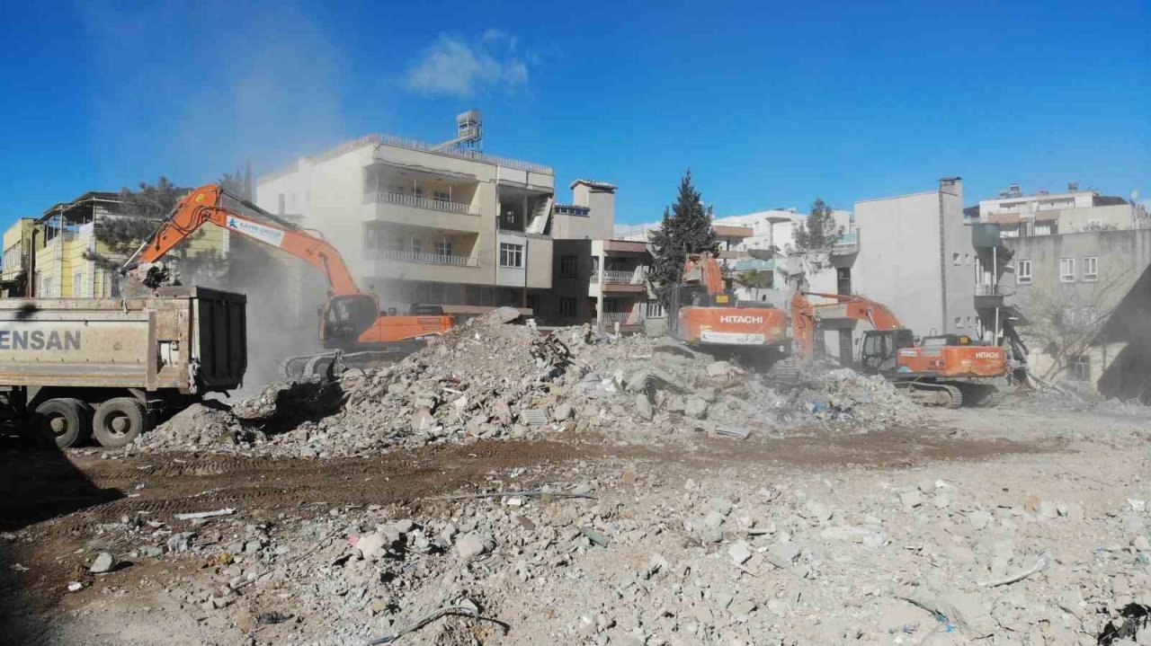 Adıyaman’da enkaz çalışmaları tüm hızıyla sürüyor