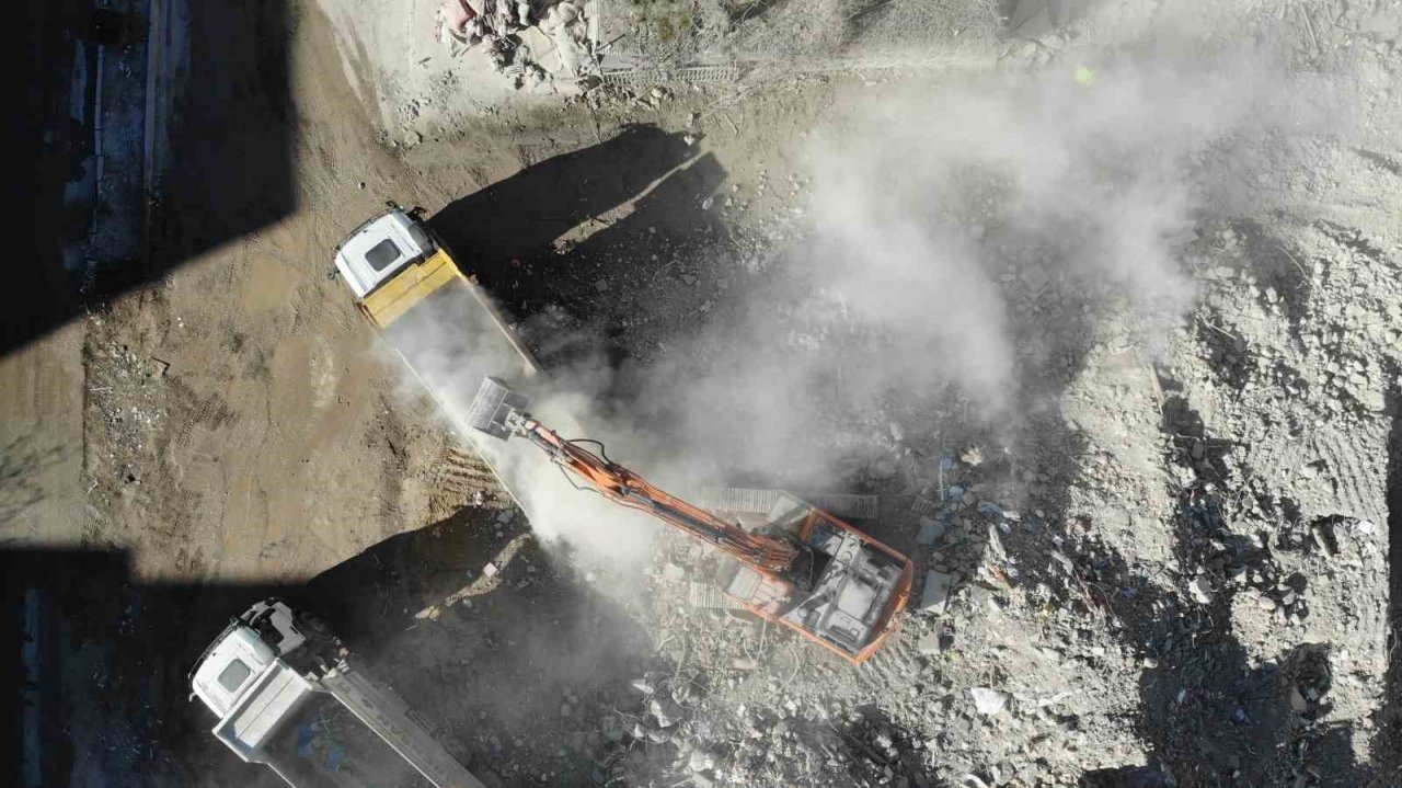 Adıyaman’da enkaz çalışmaları tüm hızıyla sürüyor