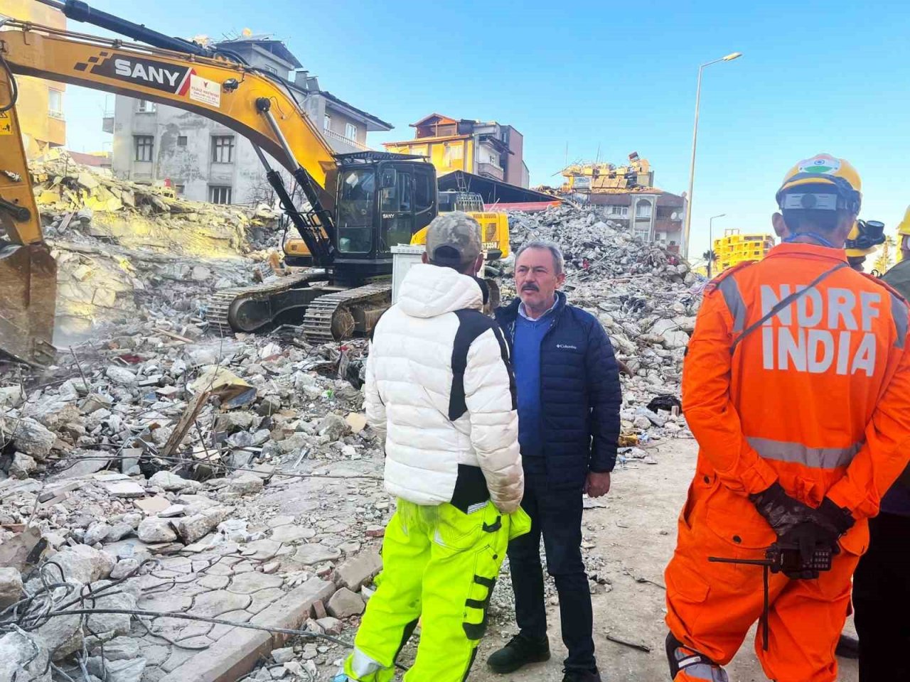Milletvekili Şahin Tin, depremzedenin yanında