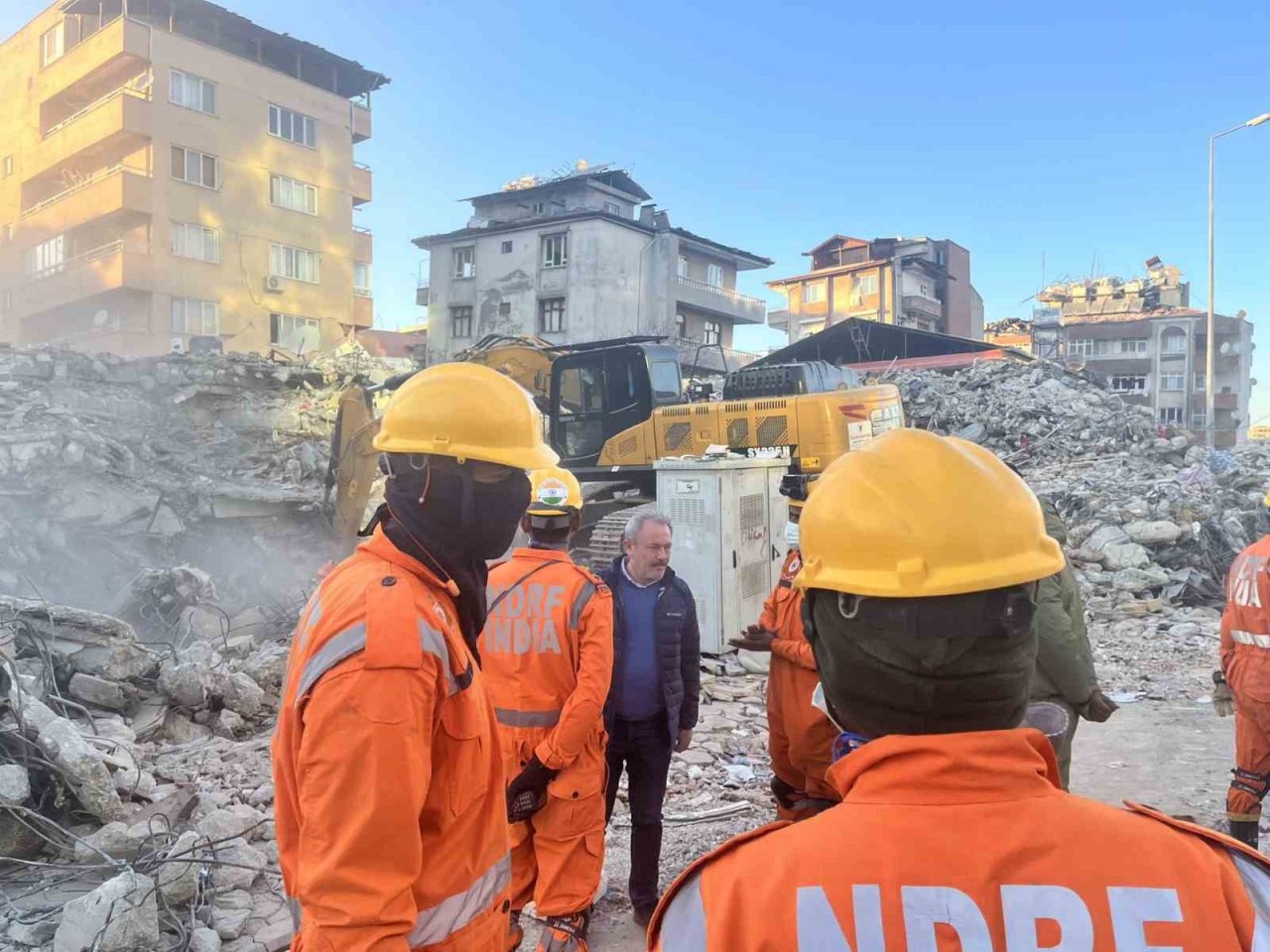 Milletvekili Şahin Tin, depremzedenin yanında