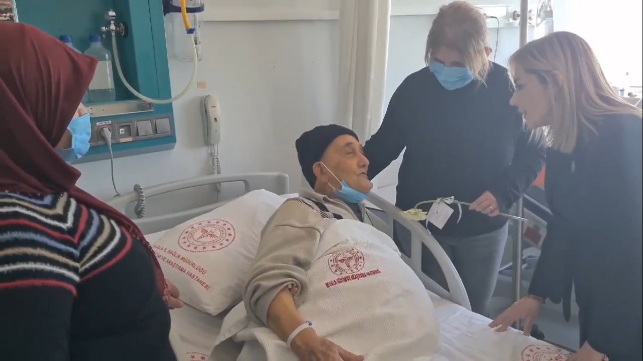 AK Parti Muğla Milletvekili Gökcan, Muğla’da tedavi gören depremzedeler ile bir araya geldi