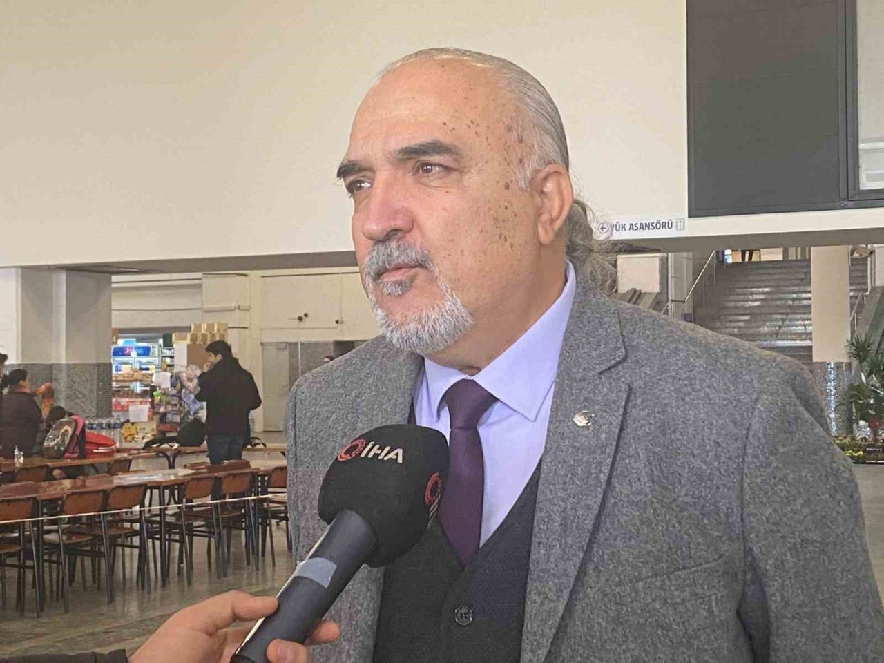 Soluk borusuna yemek takılan depremzedeyi ‘Heimlich’ manevrası kurtardı