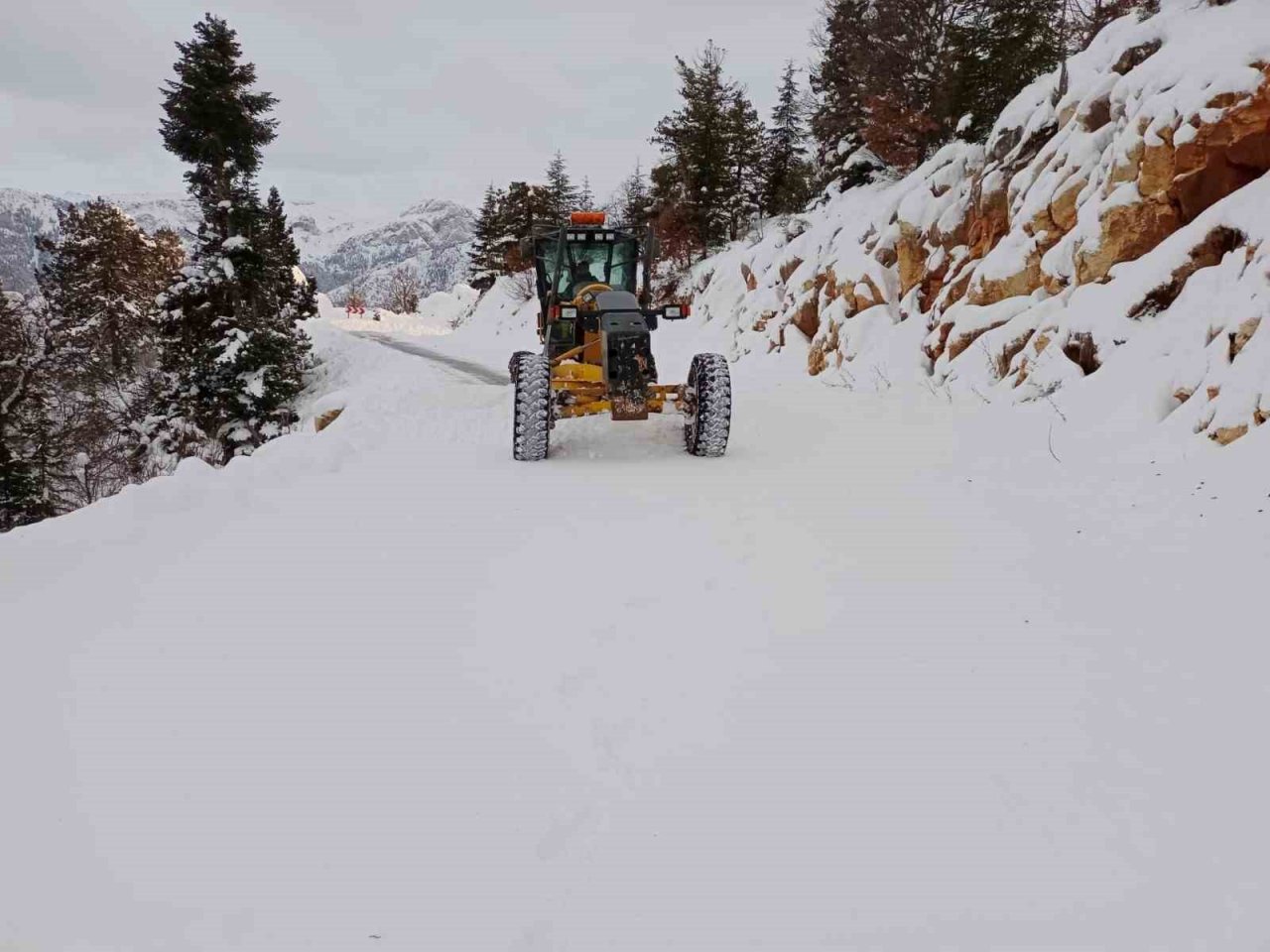 Alanya ve Kaş’ın yüksek kesimlerinde kar ve heyelanla mücadele