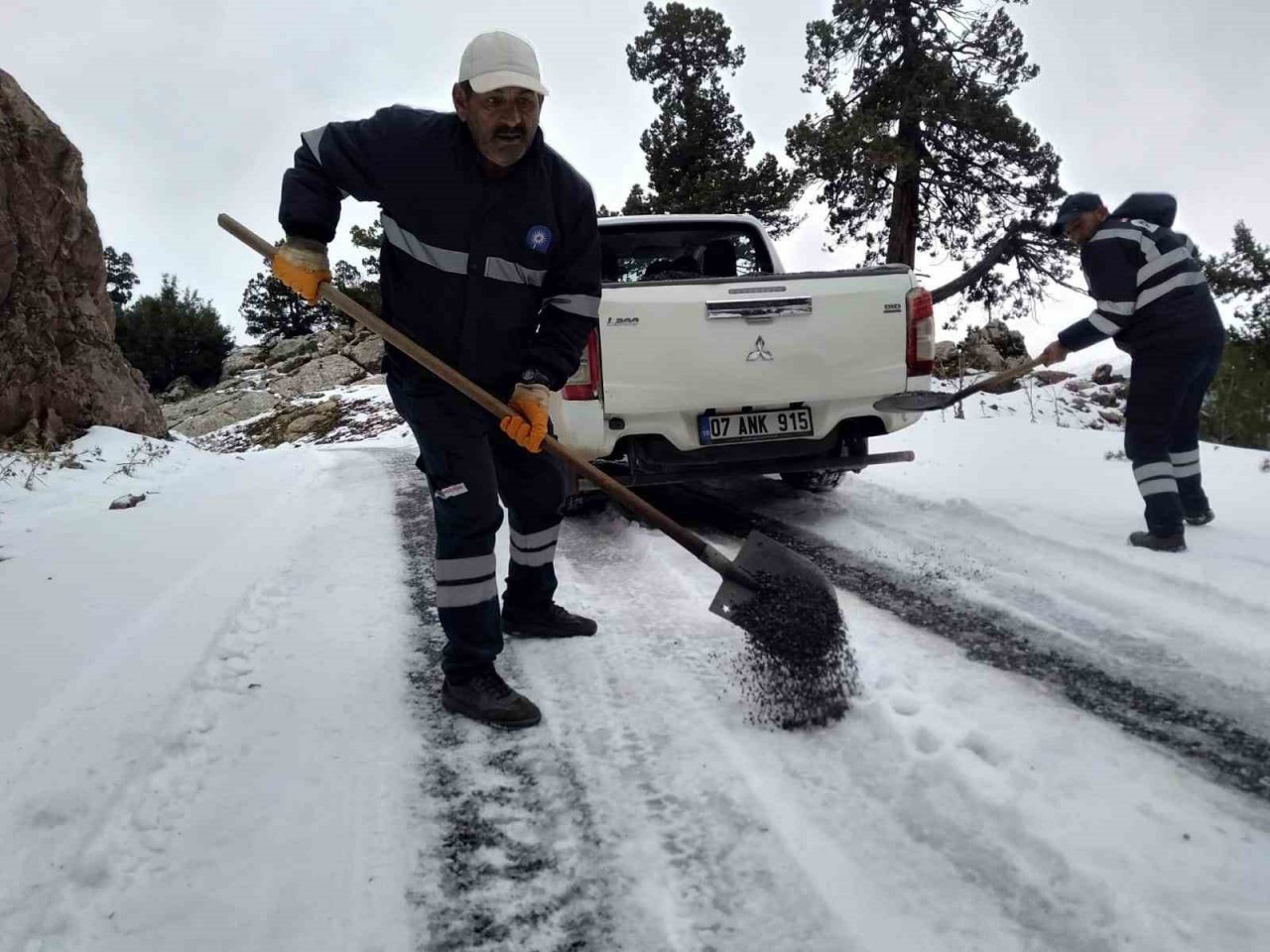 Alanya ve Kaş’ın yüksek kesimlerinde kar ve heyelanla mücadele