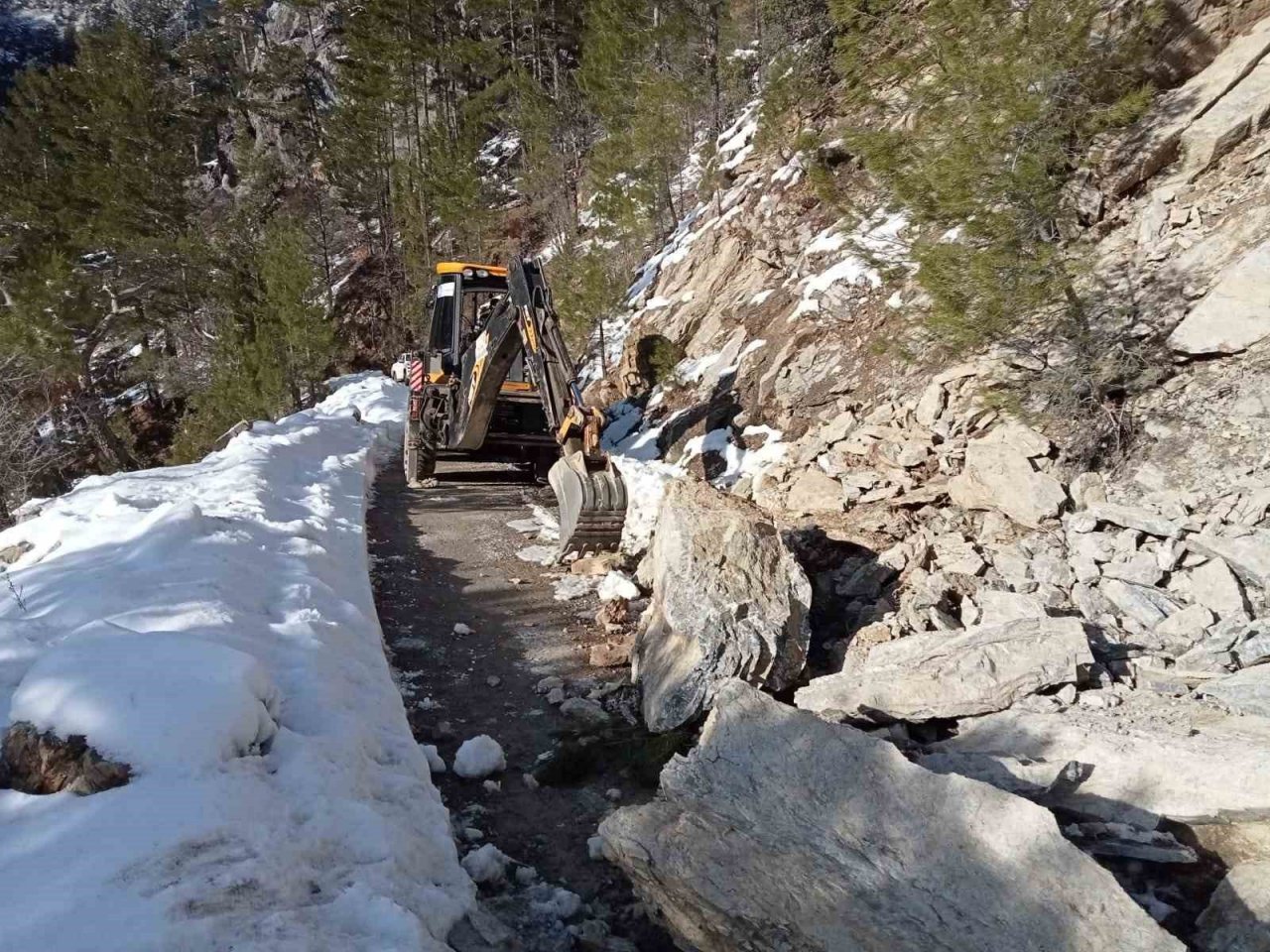 Alanya ve Kaş’ın yüksek kesimlerinde kar ve heyelanla mücadele