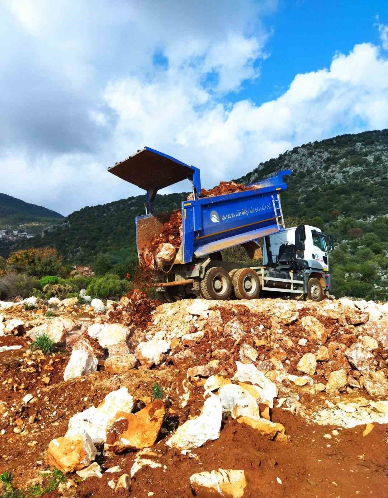 Kaş Bayındır yolunda genişletme çalışması