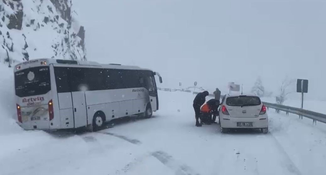 Ağır tonajlı araçlar yolda kaldı, Artvin-Ardahan yolu ulaşıma kapandı