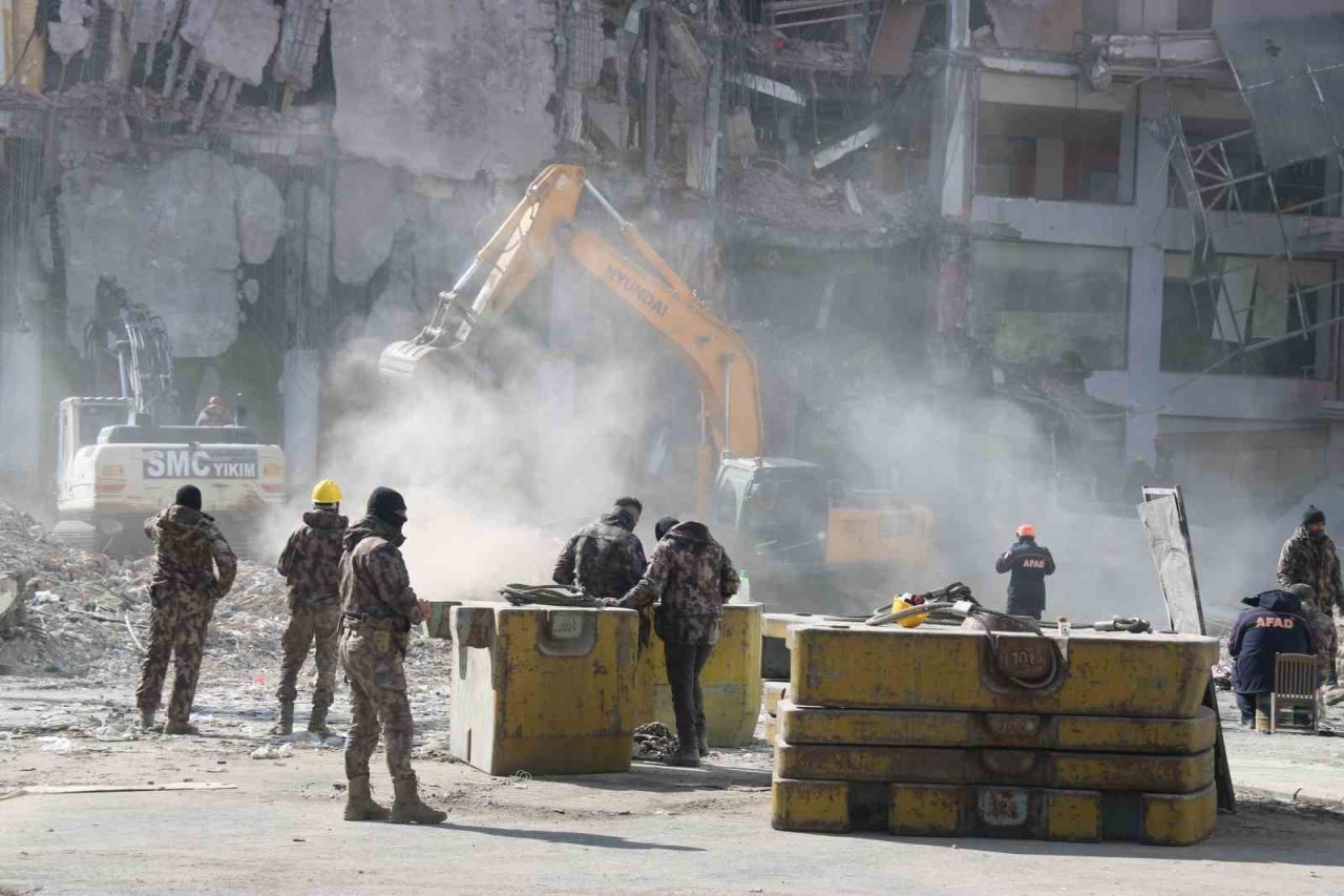 Diyarbakır’da 3 noktada enkaz çalışmaları devam ediyor