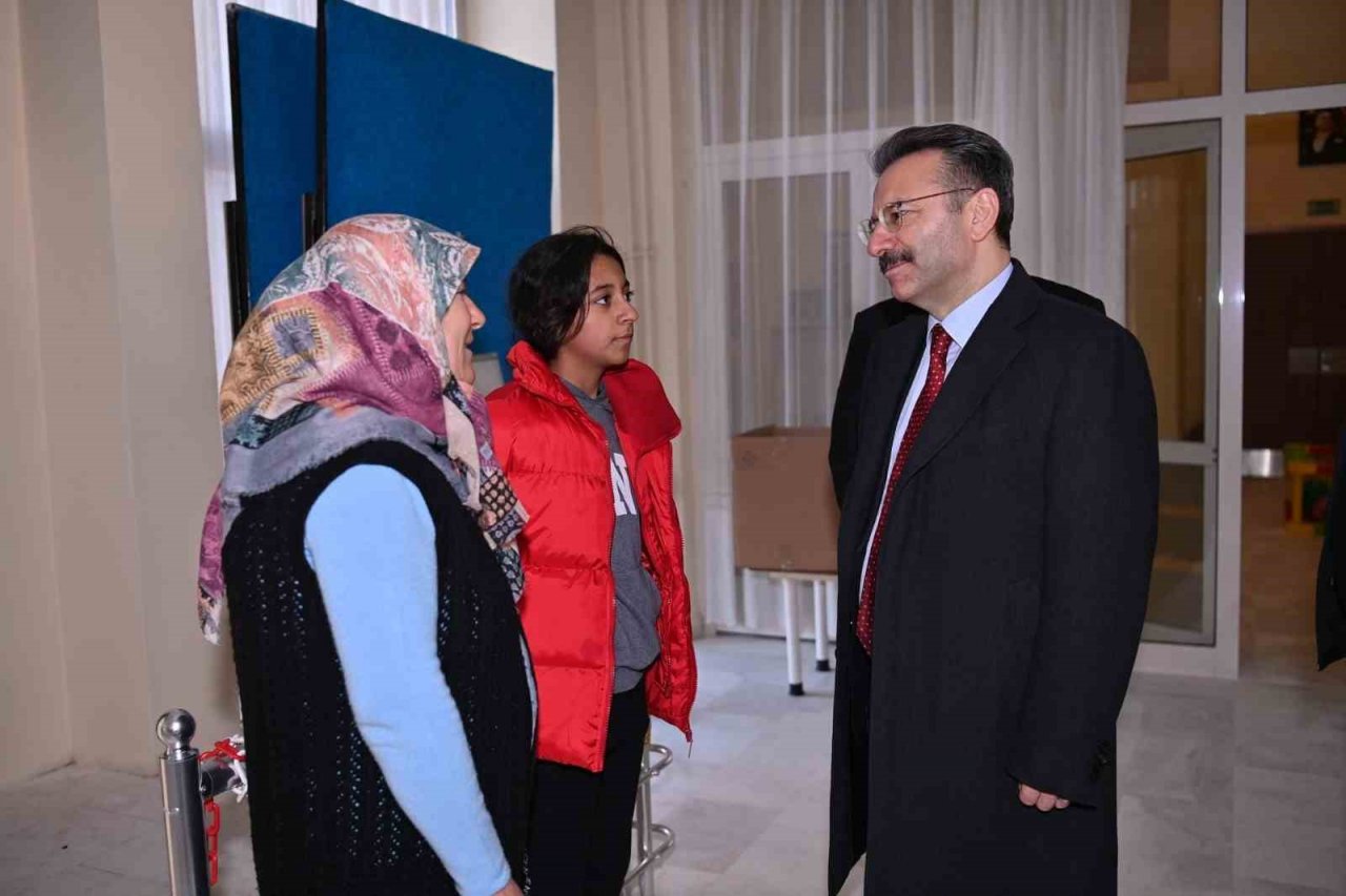 Vali Aksoy, depremzede aileler ile görüştü