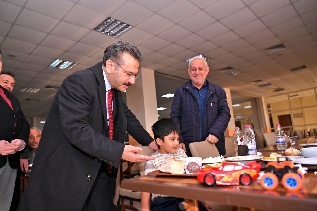 Vali Aksoy, depremzede aileler ile görüştü