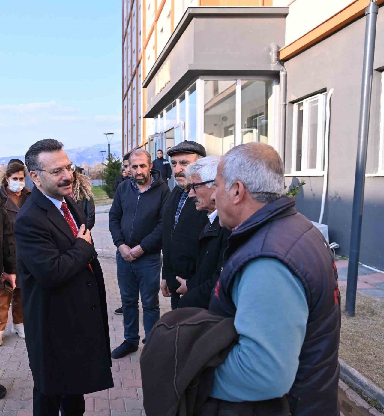 Vali Aksoy, depremzede aileler ile görüştü