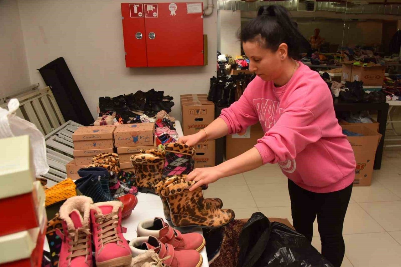 Bozüyük Belediyesi’nden depremzedelere “sosyal market” ve cansuyu desteği