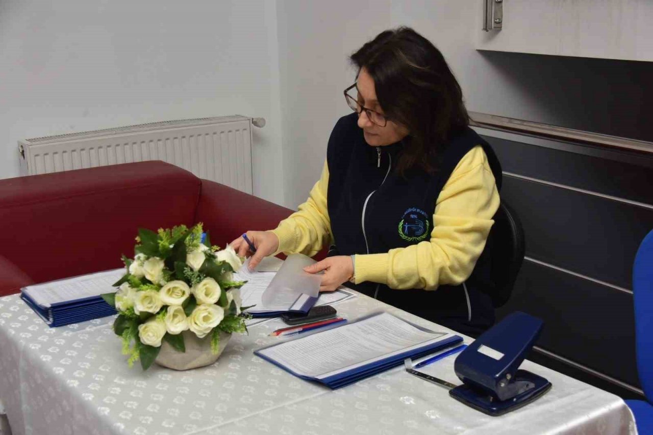 Bozüyük Belediyesi’nden depremzedelere “sosyal market” ve cansuyu desteği