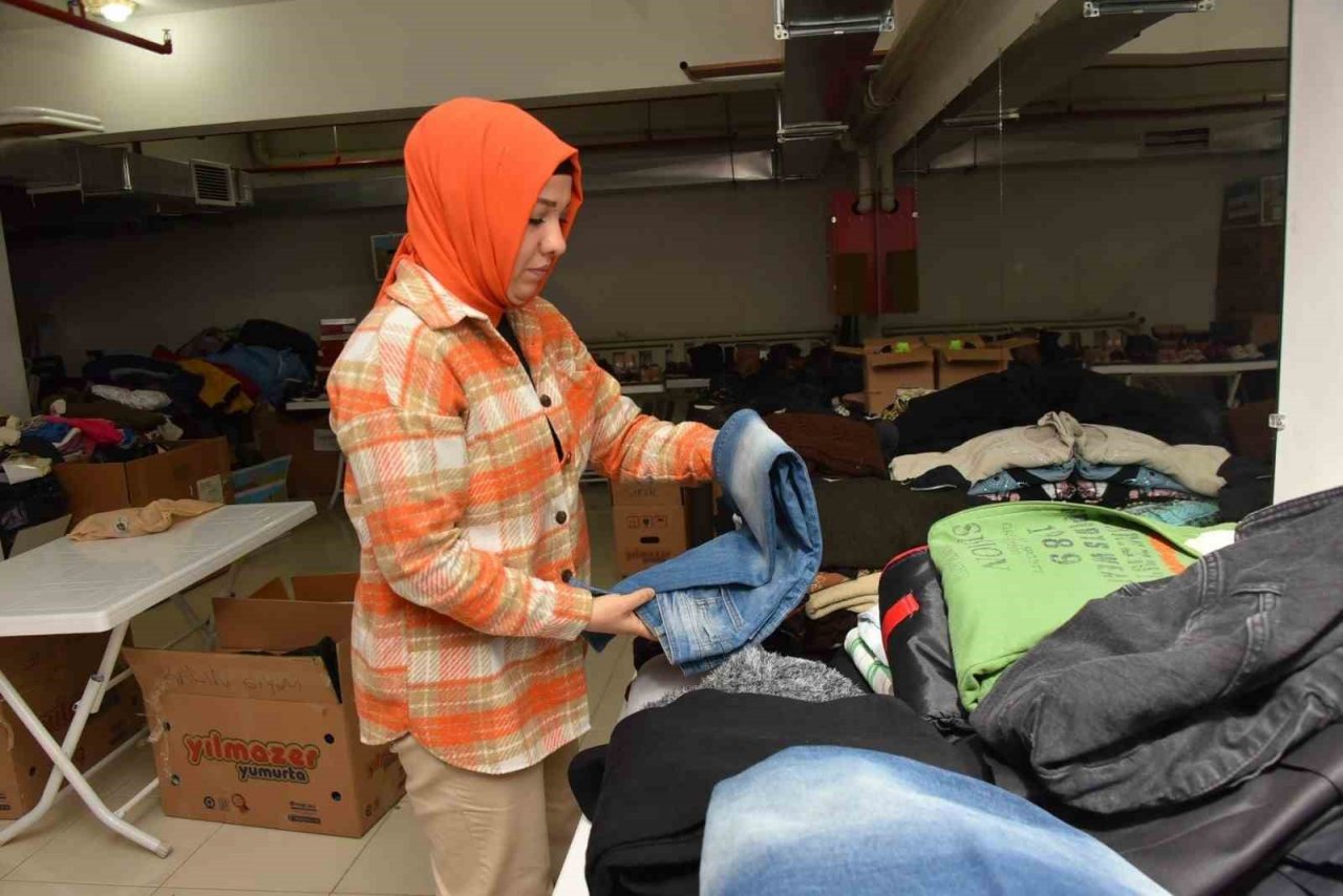 Bozüyük Belediyesi’nden depremzedelere “sosyal market” ve cansuyu desteği