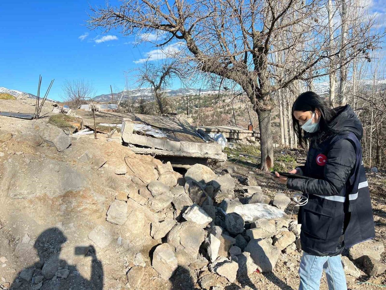 Uzmanlar deprem alanında hasar tespit çalışmalarını sürdürüyor