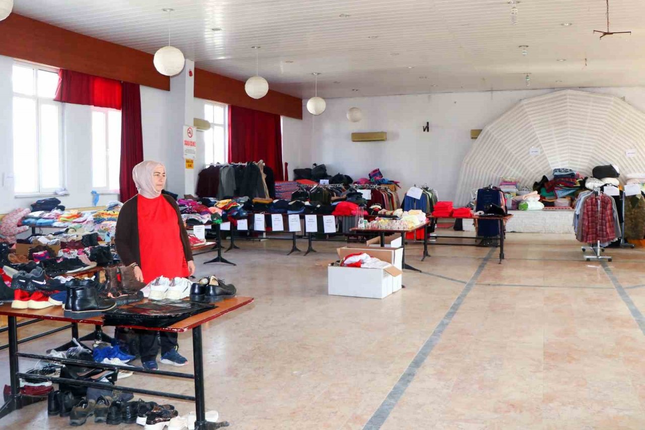 Çiftlikköy’de depremzedeler sosyal marketten yararlanıyor