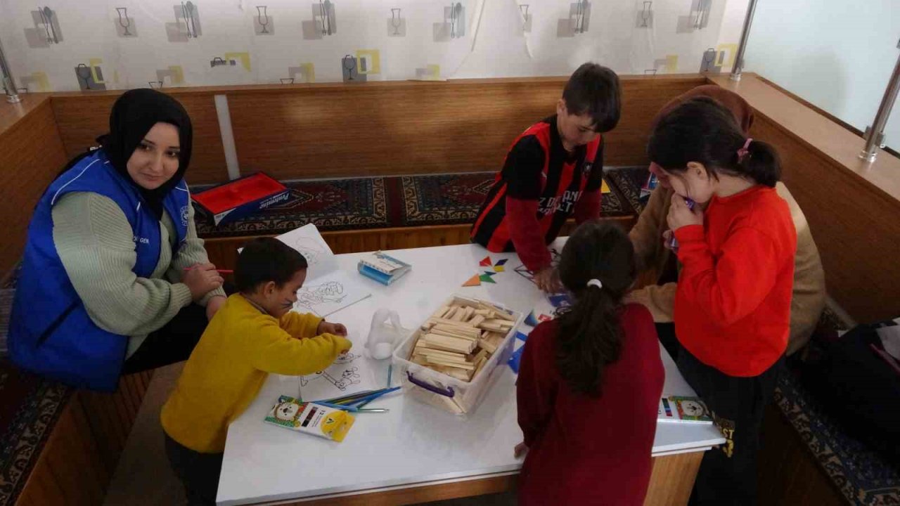 Depremzedeler sosyal ve kültürel etkinliklerle moral buluyor