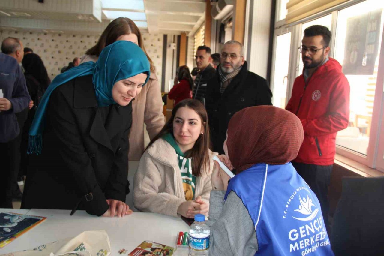 Depremzedeler sosyal ve kültürel etkinliklerle moral buluyor