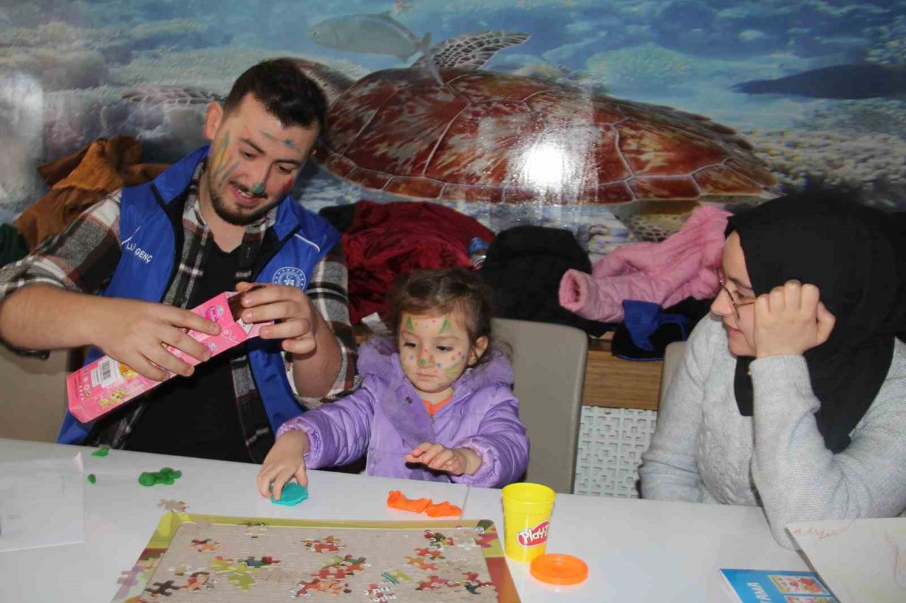 Depremzedeler sosyal ve kültürel etkinliklerle moral buluyor