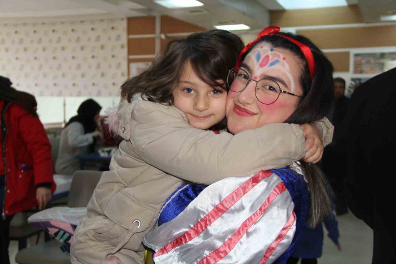 Depremzedeler sosyal ve kültürel etkinliklerle moral buluyor