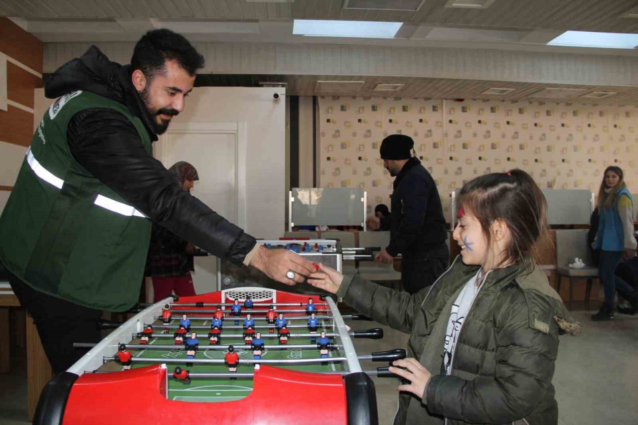 Depremzedeler sosyal ve kültürel etkinliklerle moral buluyor