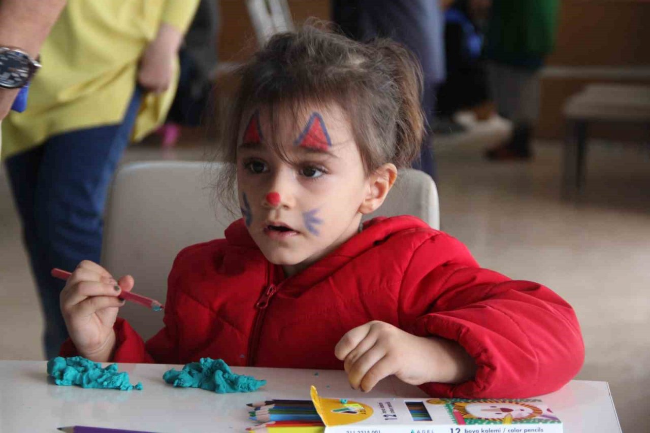 Depremzedeler sosyal ve kültürel etkinliklerle moral buluyor