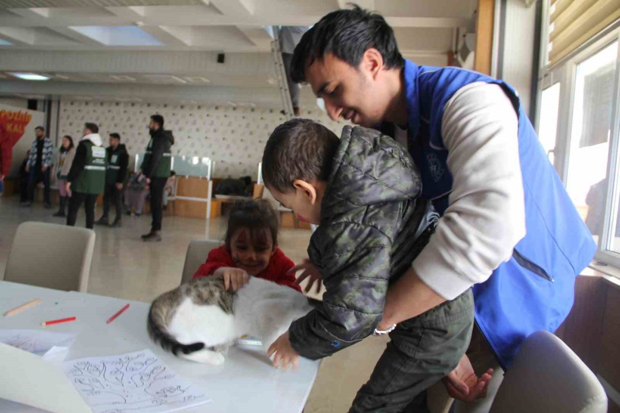 Depremzedeler sosyal ve kültürel etkinliklerle moral buluyor