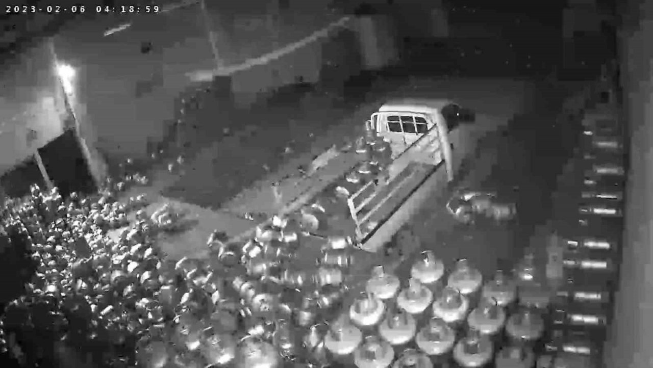 Deprem gecesi depodaki mutfak tüpleri böyle düştü