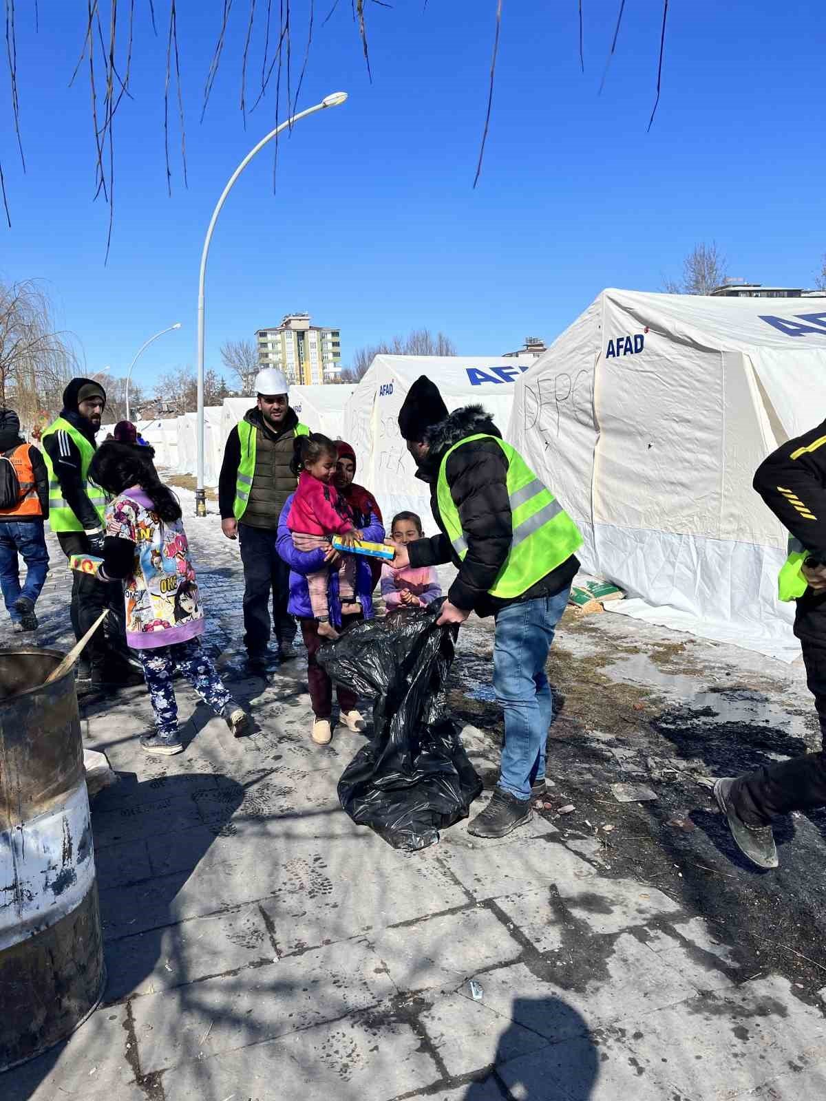 Depremzede çocuklar için oyuncak dolusu araçlar afet bölgesinde