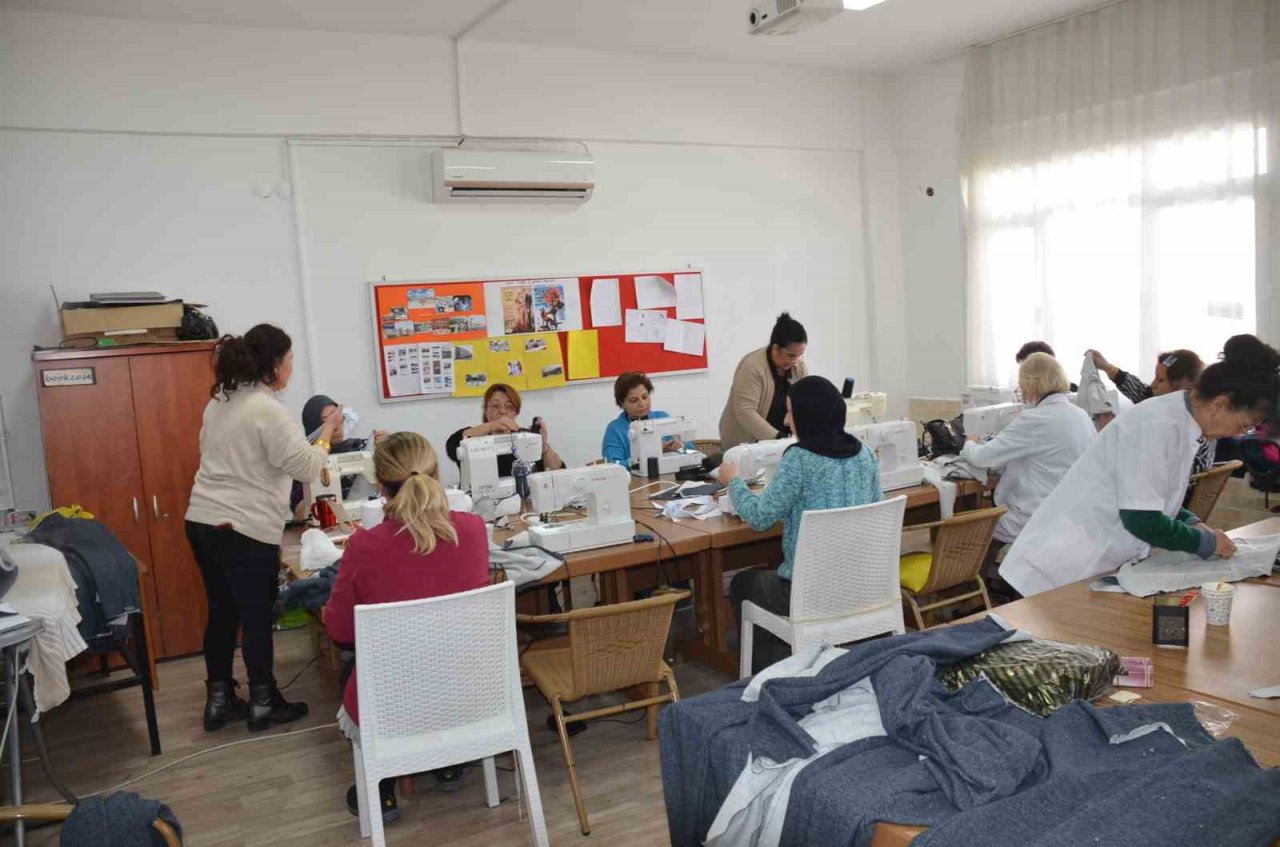 Didim’de misafir edilen depremzede çocuklara eşofman desteği