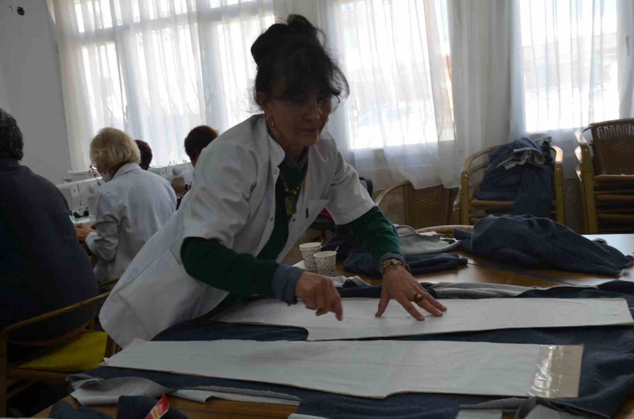 Didim’de misafir edilen depremzede çocuklara eşofman desteği